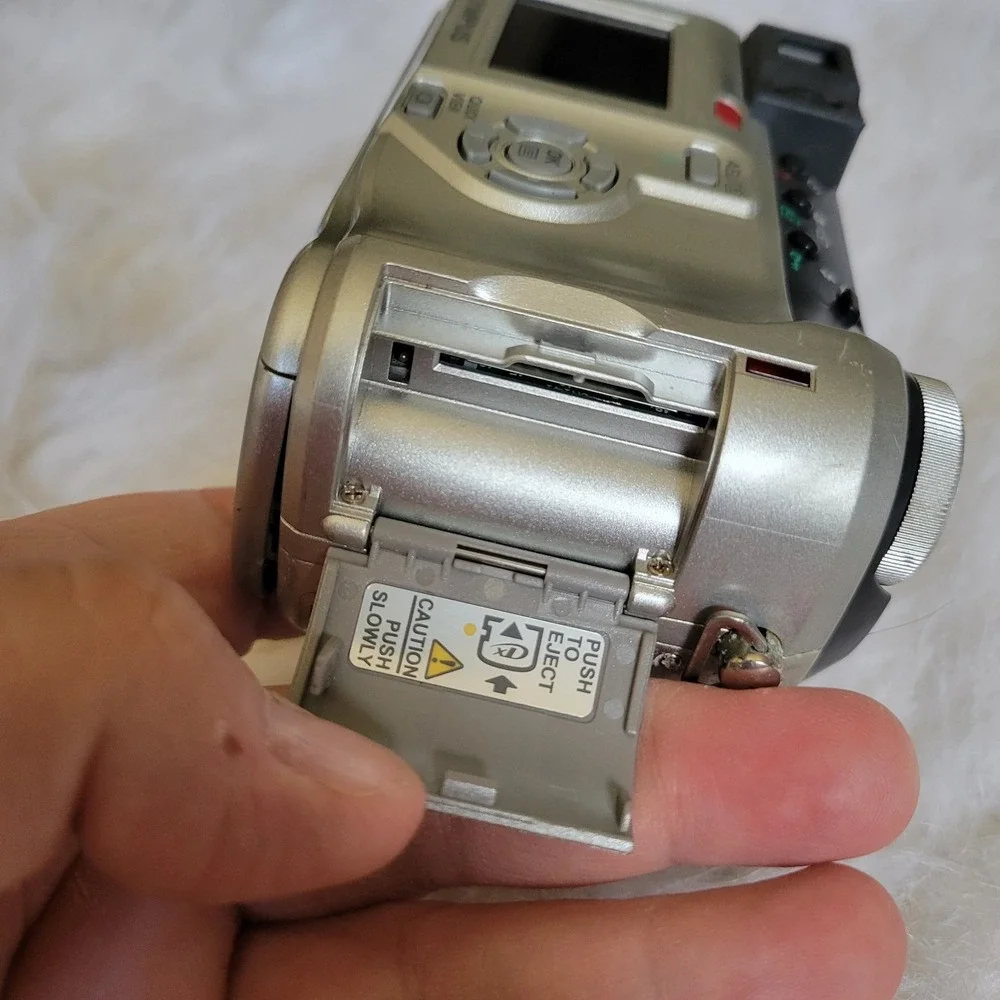 Olympus CAMEDIA C-740 Ultra Zoom 3.2MP Digital Camera Untested Turns On‎